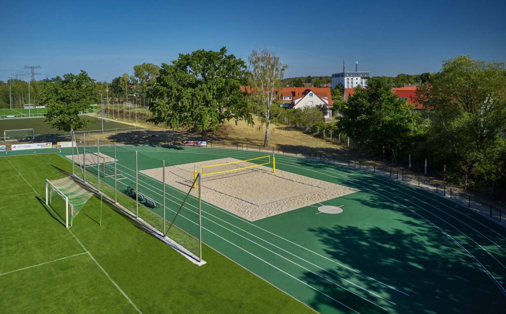Luftbild der Sportanlage des SV 1908 Grün-Weiss Ahrensfelde mit Beachvolleyballfeld und Laufbahn