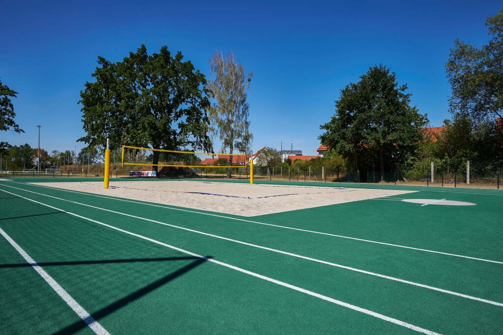 Beachvolleyballfeld auf der Sportanlage des SV 1908 Grün-Weiss Ahrensfelde mit grüner Laufbahn