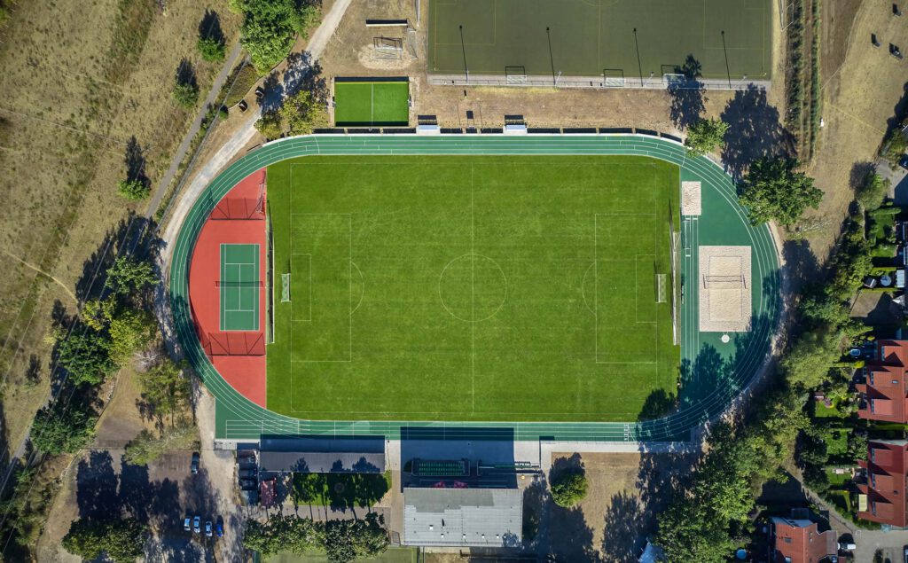 Luftbild der Sportanlage des SV 1908 Grün-Weiss Ahrensfelde mit Kunstrasenplatz, Beachvolleyballfeld, Tennisfeld und Laufbahn