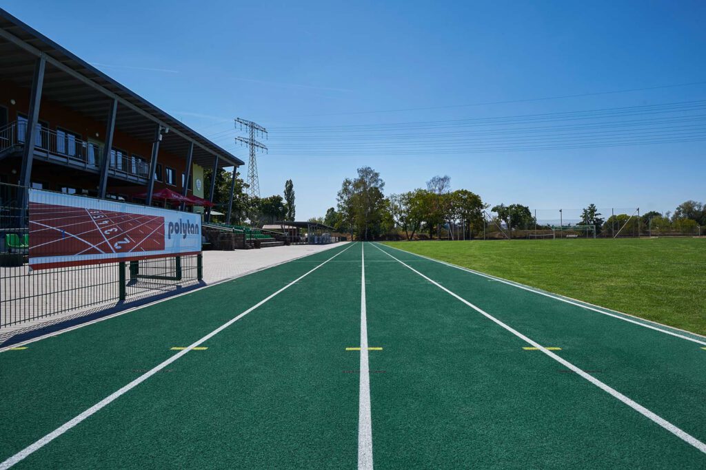 Laufbahn und der Sportanlage des SV 1908 Grün-Weiss Ahrensfelde