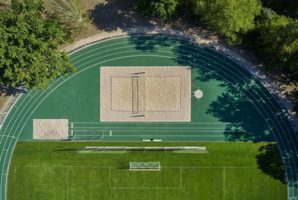 Luftbild der Laufbahn mit Beachvolleyball- und Fußballfeld auf der Sportanlage des SV 1908 Grün-Weiss Ahrensfelde-Anlage