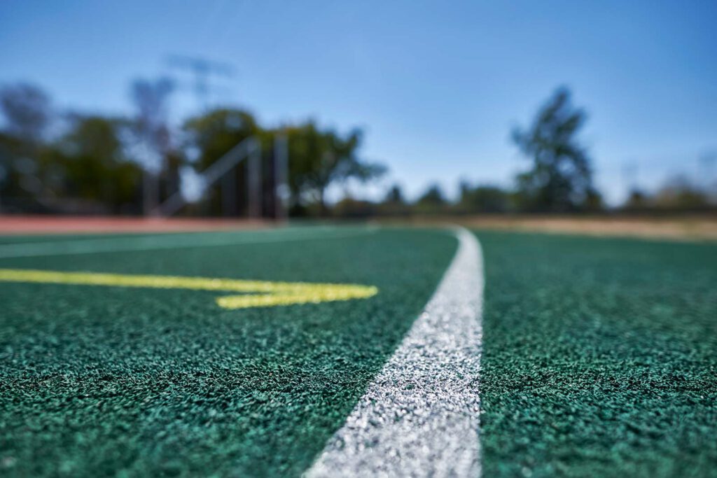 Detail der Kunststofflaufbahn auf der Sportanlage des SV 1908 Grün-Weiss Ahrensfelde