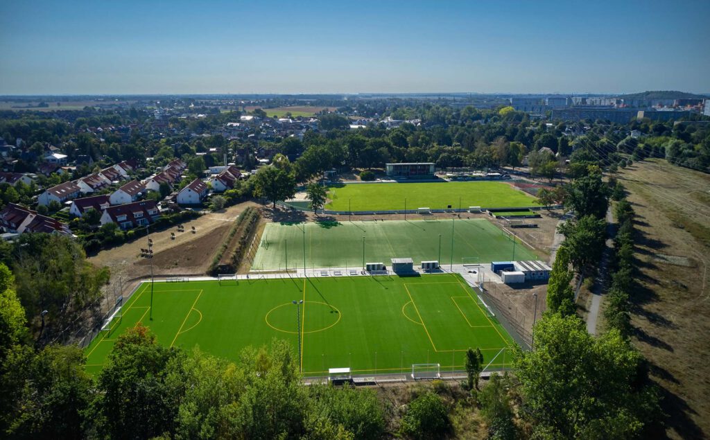Luftbild der Spielfelder und Laufbahn der Sportanlage des SV 1908 Grün-Weiss Ahrensfelde