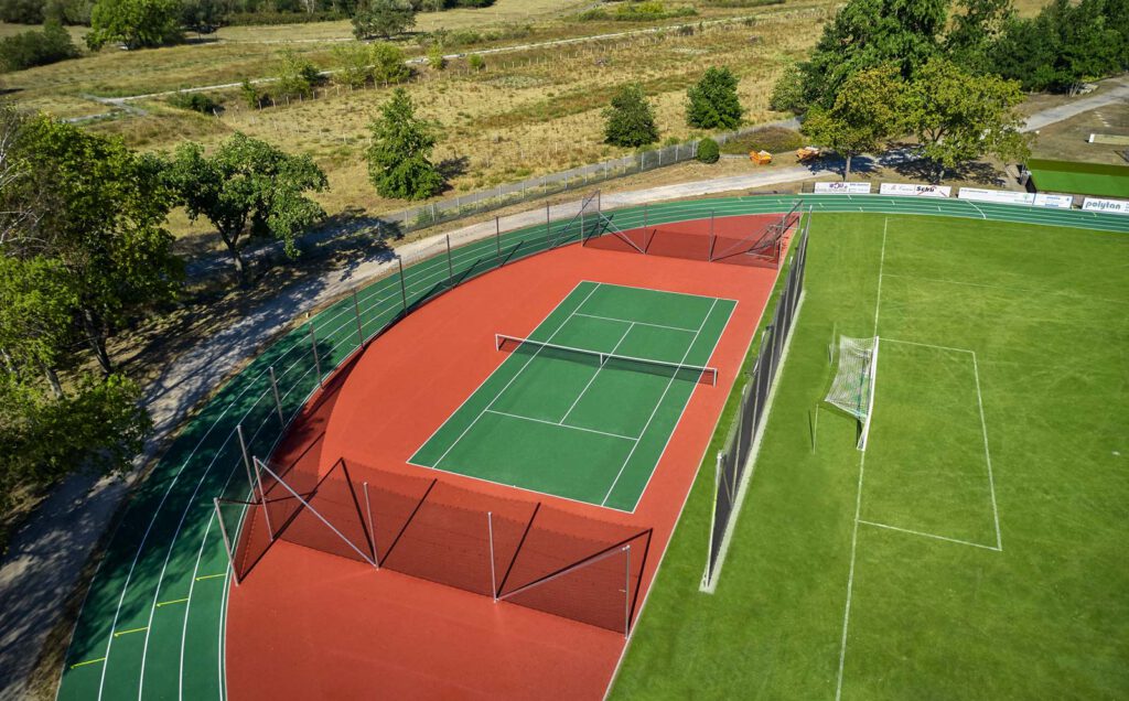 Tennisfeld der Sportanlage des SV 1908 Grün-Weiss Ahrensfelde mit umliegendem Grünbereich