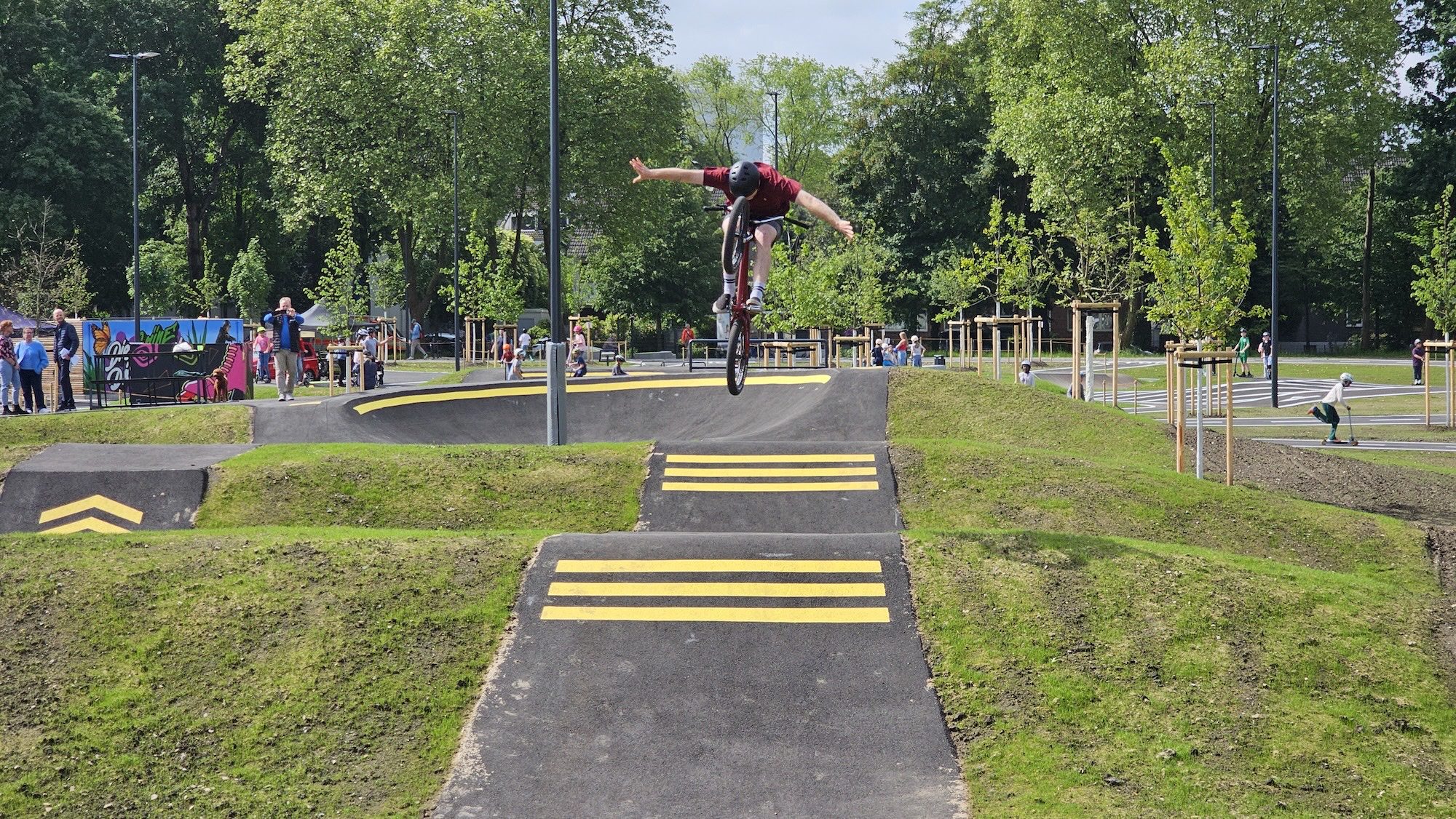 Multicodierte und klimaresiliente Sportanlage: BMX Fahrer auf dem neuen Pumptrack