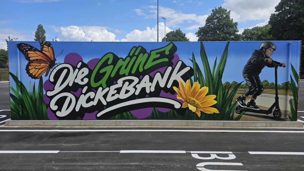 Graffiti-Wandgestaltung am Eingangsbereich der Sportanlage Grüne Dickebank als identitätsstiftendes Element der Freizeitanlage.