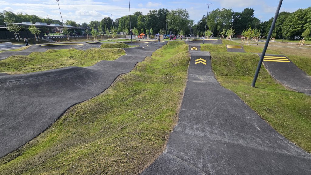Gerade Streckenabschnitte und Sprungelemente des Pumptracks in der multifunktionalen Freizeitanlage Grüne Dickebank.