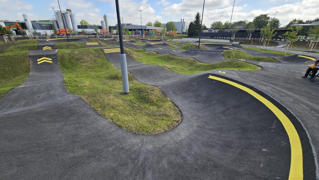 Geschwungene Kurvenführung des Pumptracks Bochum als Bewegungsangebot für BMX, Scooter und Laufräder.