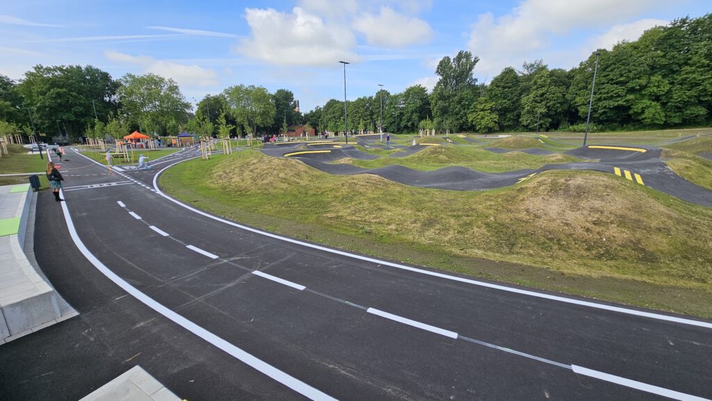 Weitläufiger Pumptrack als Teil der Sportplatzsanierung Bochum mit naturnaher Einbindung in die Landschaftsarchitektur.