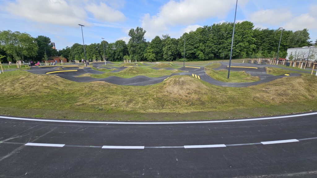 Panorama des Pumptracks Bochum mit modellierter Landschaft, Wellenbahnen und klimaresilienter Freiraumgestaltung.