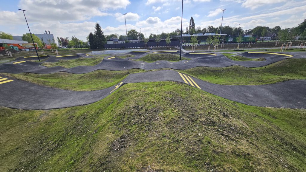 Zentralbereich des Pumptracks Bochum mit modellierten Hügeln, Kurven und Aufenthaltsflächen.