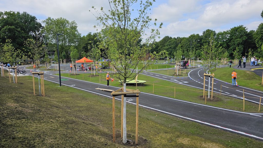 Gesamtansicht der klimaresilienten Sportanlage Grüne Dickebank mit Pumptrack, Verkehrsübungsplatz und Grünflächen.